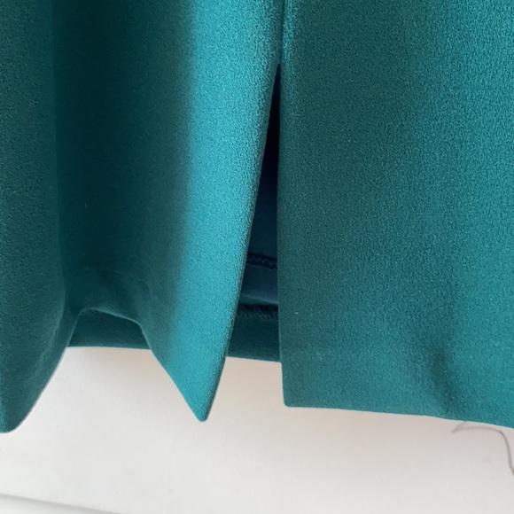 Le Chateau Bardot Dress in Emerld Green - Picture 8 of 14